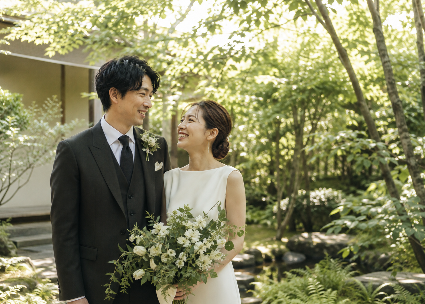 自然光の中で寄り添う新郎新婦