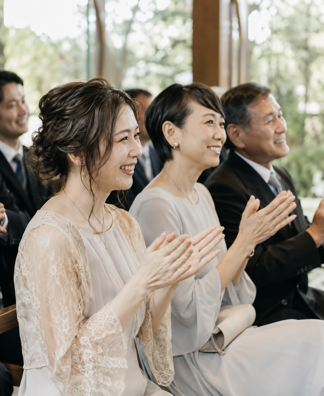 祝福するゲストの表情
