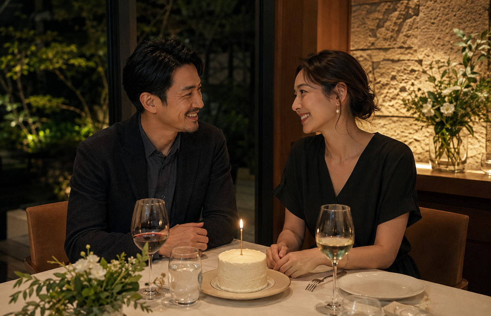 結婚記念日のディナーを楽しむ夫婦