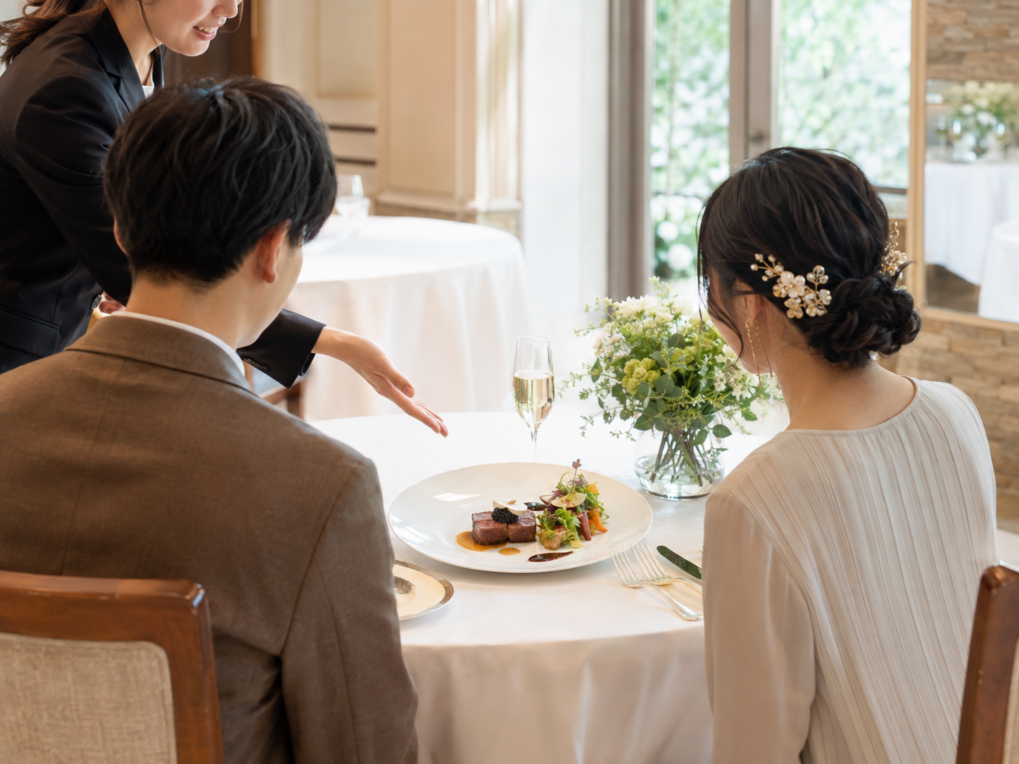 料理試食付きのブライダルフェア会場の様子