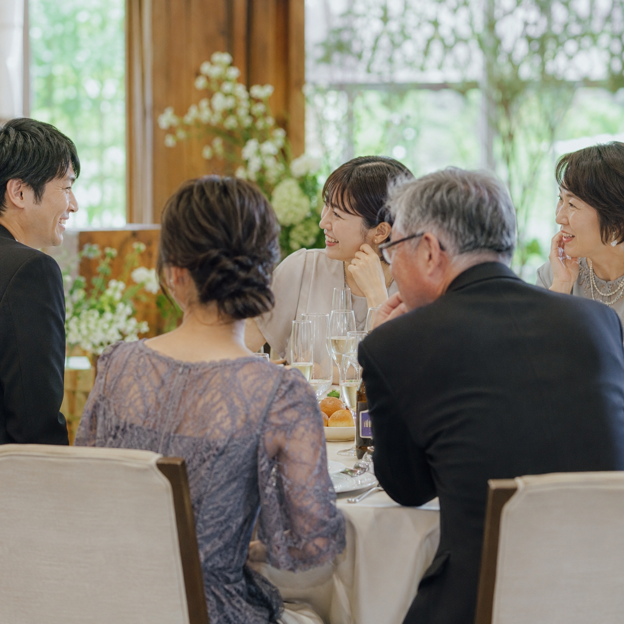 歓談を楽しむゲストたちの様子