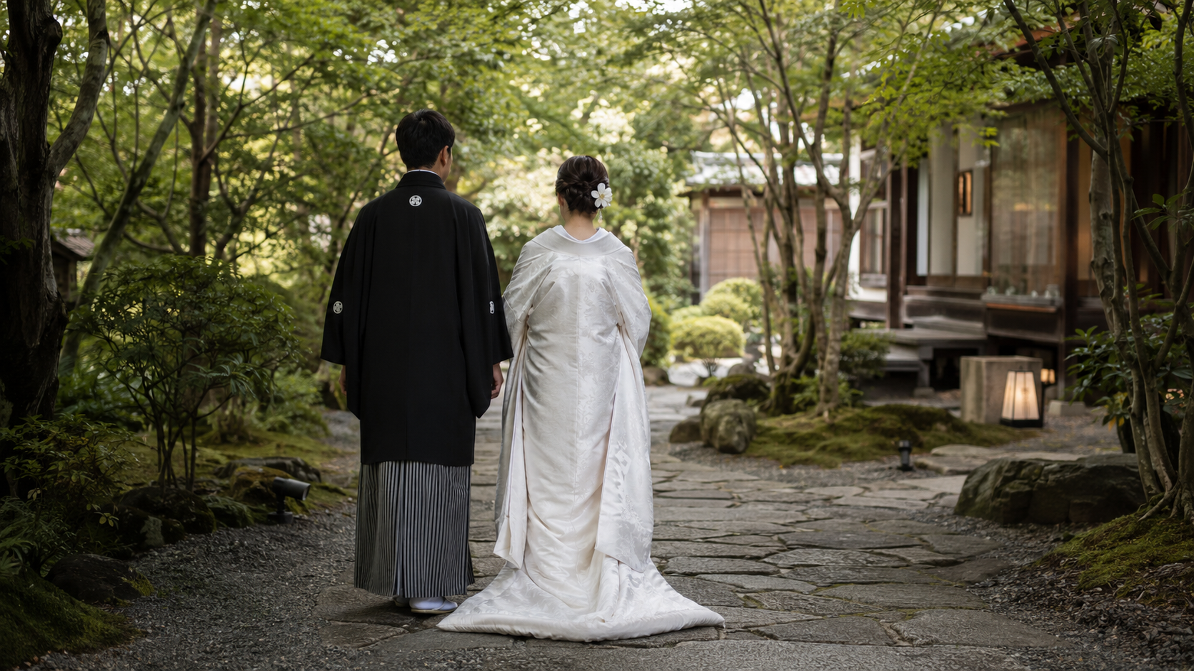和装で庭園を歩く新郎新婦の後ろ姿