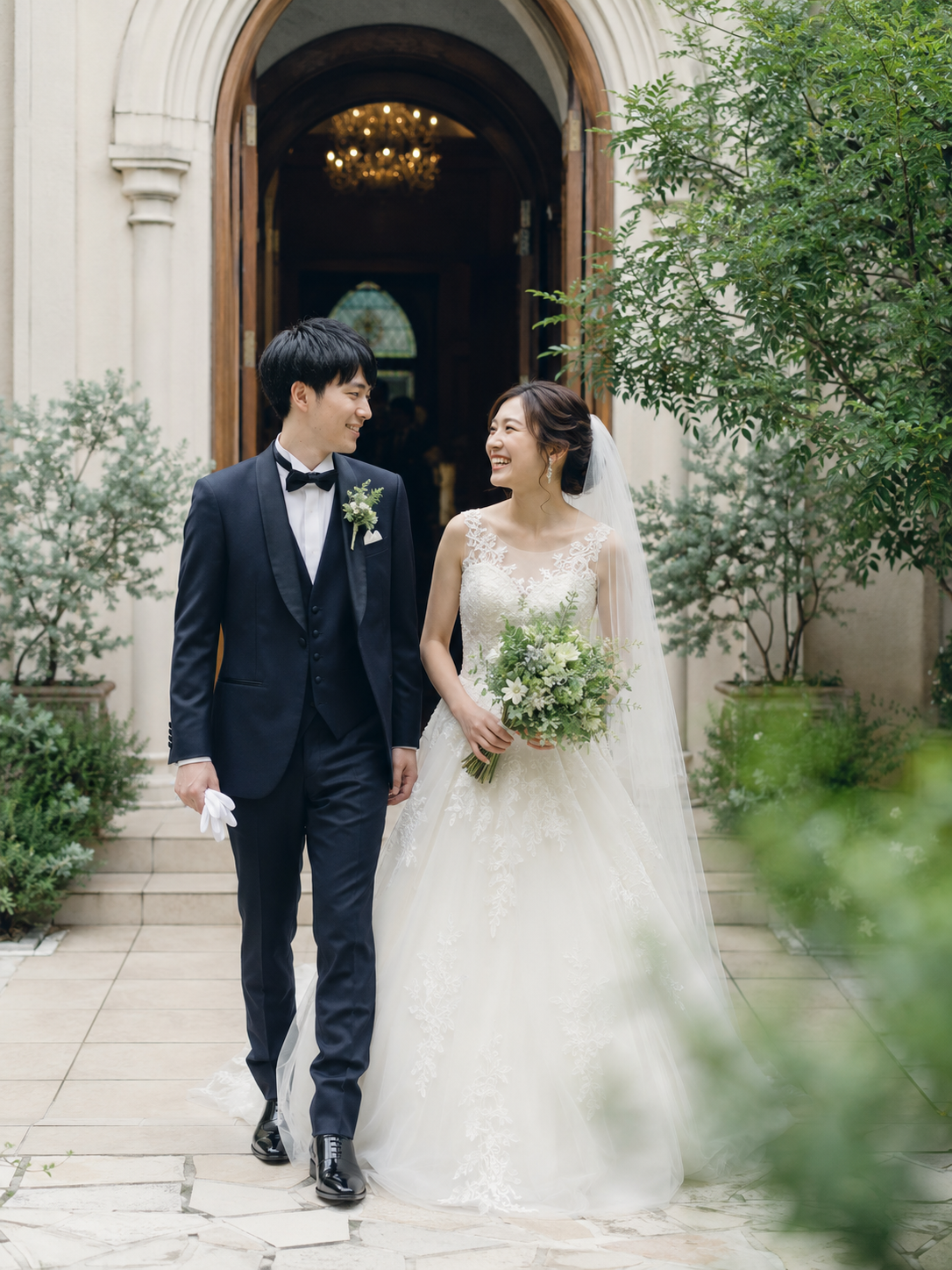 挙式を終えたばかりの新郎新婦の笑顔